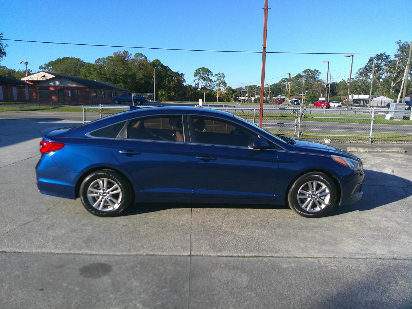 2016 BLUE HYUNDAI SONATA BASE; SE (5NPE24AF0GH) , located at 10405 Abercorn Street, Savannah, GA, 31419, (912) 921-8965, 31.988262, -81.131760 - Photo#4